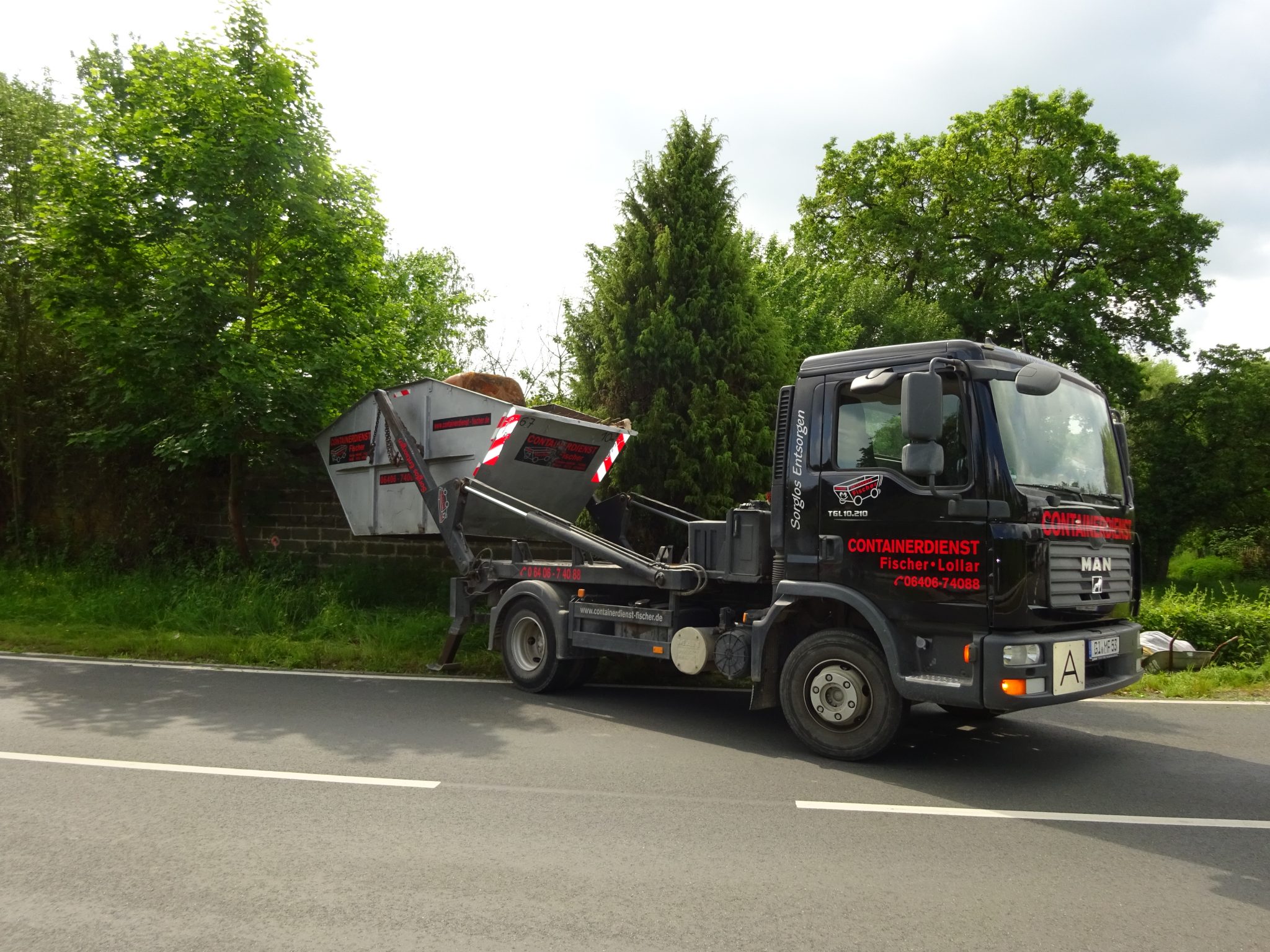 container_ausladen_an_der_straße